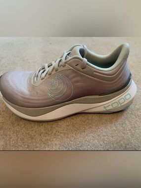 Topo Athletic Aura Running Shoes Women 8.5 Grey Ice Max Cushion Stability